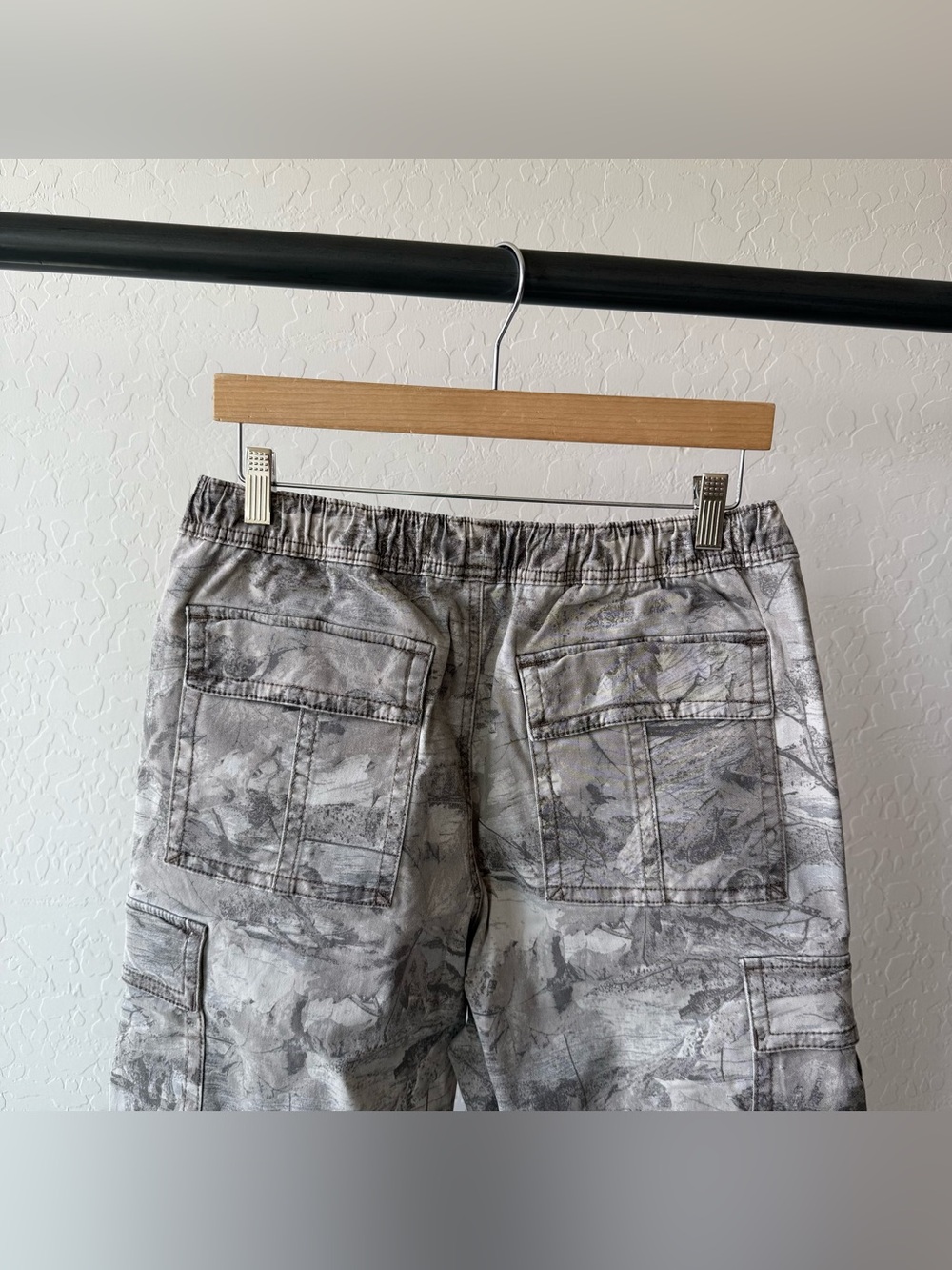 Hollister Men's Super Baggy Camo Cargo Pants - Picture 6 of 9